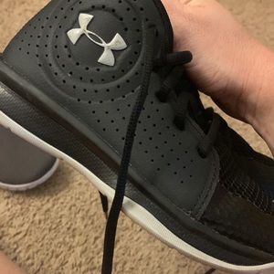 Very good condition kids size 1.5 basketball shoes